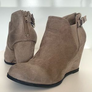 Maurice’s Tealyn taupe wedge ankle boot